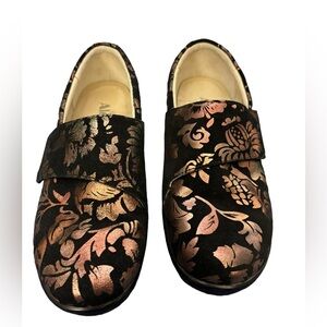 Alegria Women’s Black & Mettalic Cross Strap Floral Shoes Size 8 (EU 38)‎